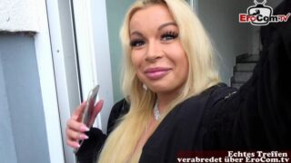 Großer User fickt eine kleine sportliche Blondine